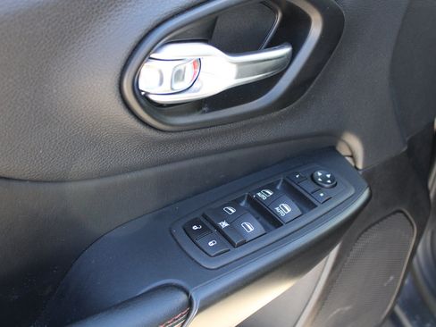 Used 2022 Jeep Cherokee Trailhawk image 33