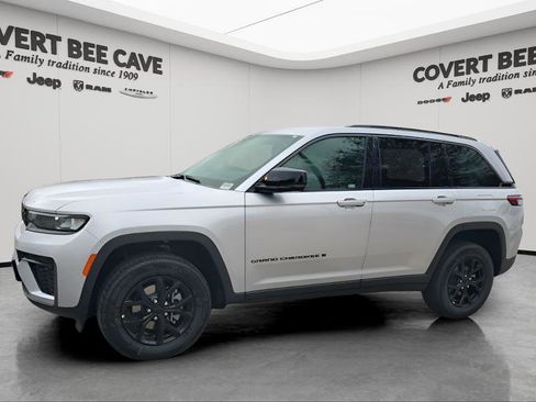 New 2026 Jeep Grand Cherokee Altitude image 4