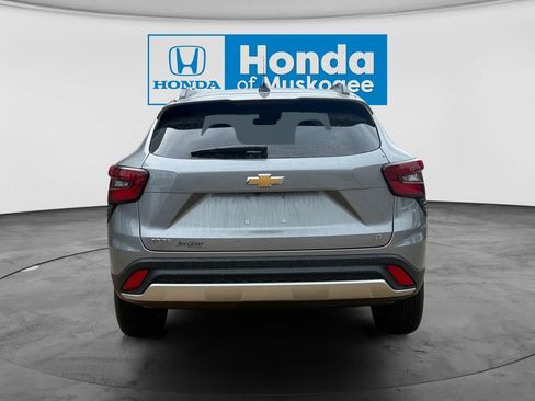 Used 2025 Chevrolet Trax LT FWD image 6