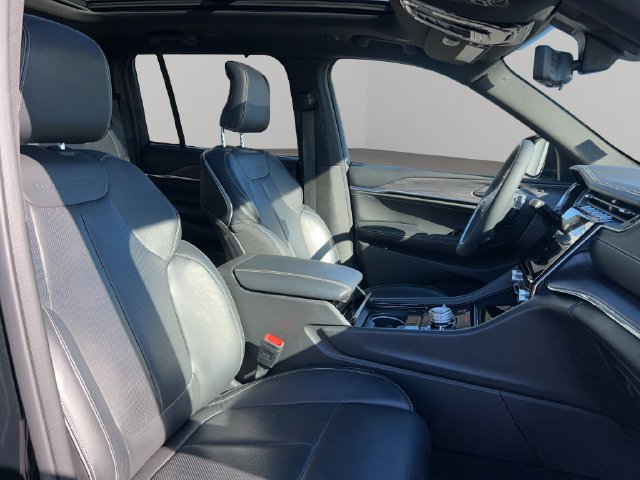 Used 2023 Jeep Grand Cherokee Overland w/ Luxury Tech Group IV AWD/4WD image 24
