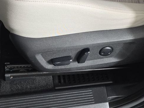 Used 2023 Nissan Rogue SV image 34