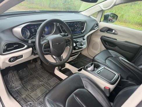 Used 2023 Chrysler Pacifica Touring-L FWD image 12