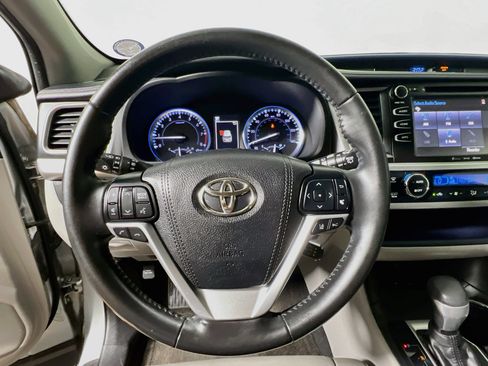 Used 2019 Toyota Highlander XLE FWD image 17