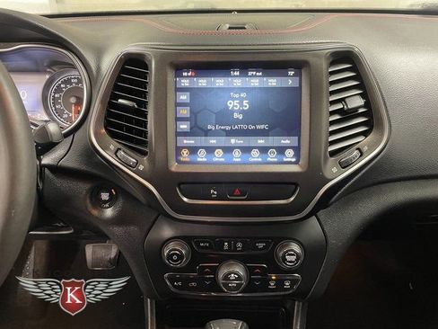 Used 2022 Jeep Cherokee Trailhawk image 16