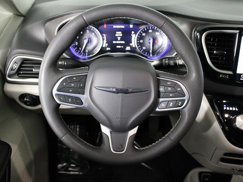 Used 2024 Chrysler Pacifica Touring-L image 6