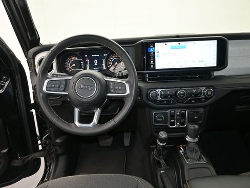 Used 2025 Jeep Wrangler Unlimited Sahara AWD/4WD image 16