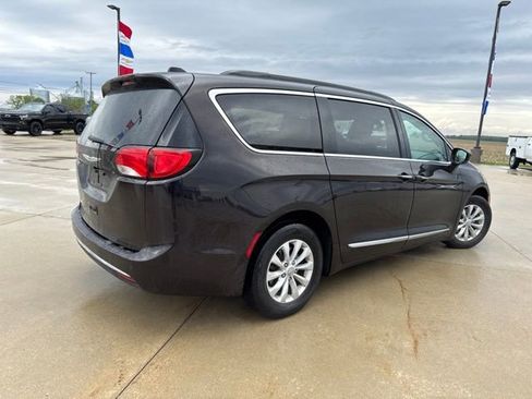 Used 2017 Chrysler Pacifica Touring-L FWD image 7