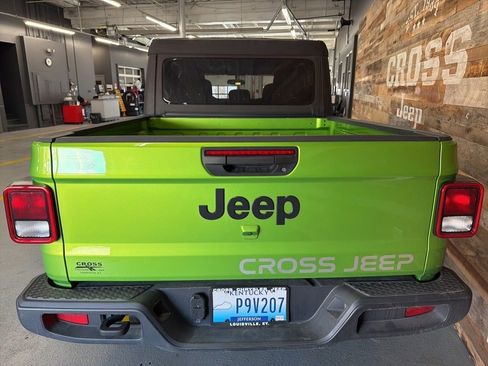 Used 2025 Jeep Gladiator Sport image 15