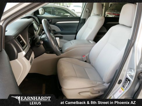 Used 2017 Toyota Highlander LE image 2