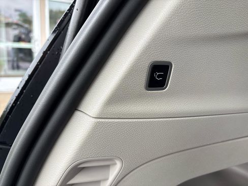 Used 2023 Chrysler Voyager LX FWD image 29