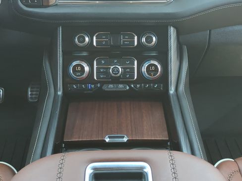 Used 2023 GMC Yukon XL Denali Ultimate AWD/4WD image 17