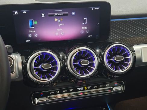 Used 2025 Mercedes-Benz GLB 250 4MATIC image 15