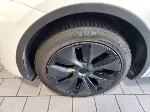 Used 2025 Tesla Model Y Long Range AWD/4WD image 8