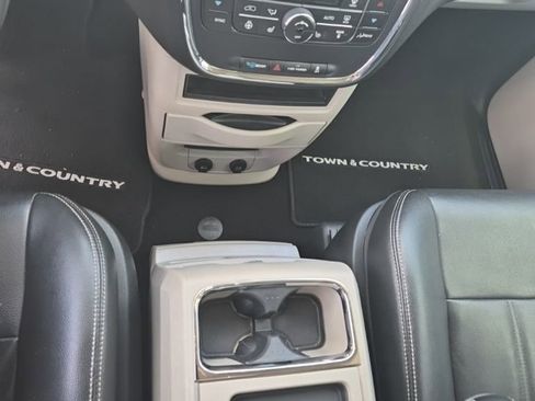 Used 2016 Chrysler Town & Country Touring w/ Driver Convenience Group image 4