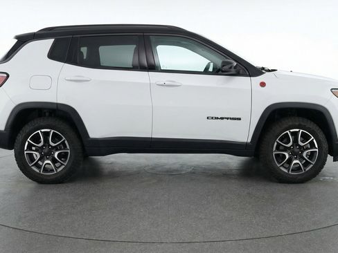 Used 2025 Jeep Compass Trailhawk AWD/4WD image 11
