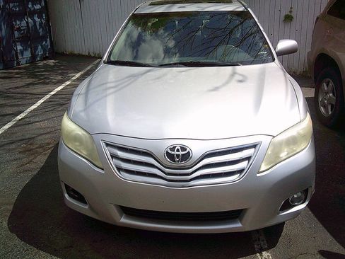 Used 2010 Toyota Camry XLE FWD image 1