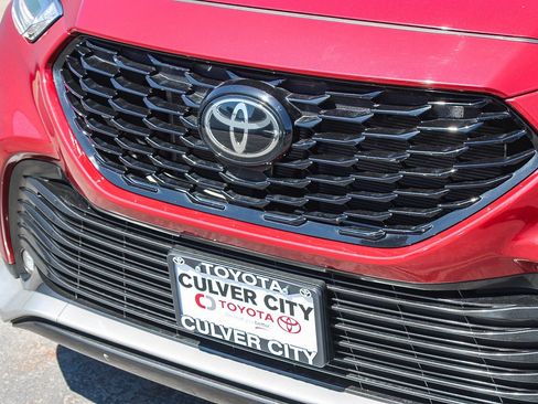 Used 2024 Toyota Highlander XSE FWD image 6