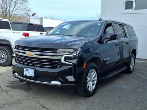 Used 2023 Chevrolet Suburban LT image 3