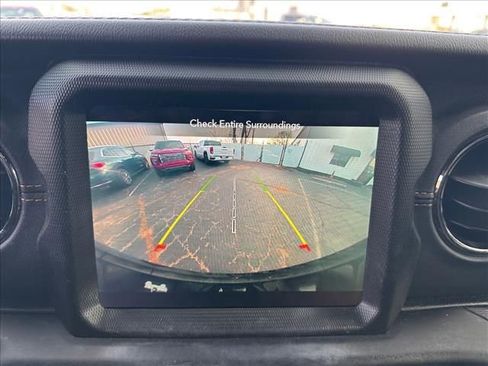 Used 2020 Jeep Wrangler Unlimited Sahara image 30