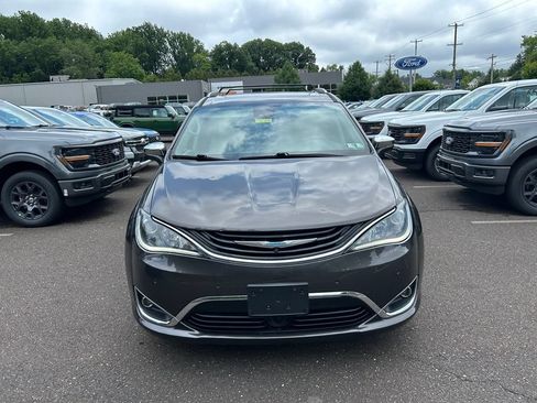 Used 2017 Chrysler Pacifica Platinum FWD image 2