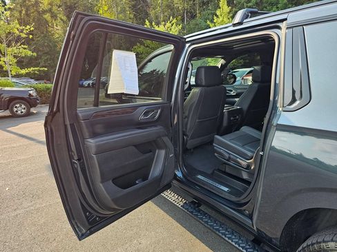 Used 2022 Chevrolet Suburban Z71 w/ Luxury Package AWD/4WD image 16