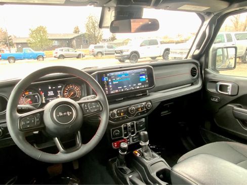 Used 2024 Jeep Wrangler Unlimited Rubicon w/ Convenience Group AWD/4WD image 32