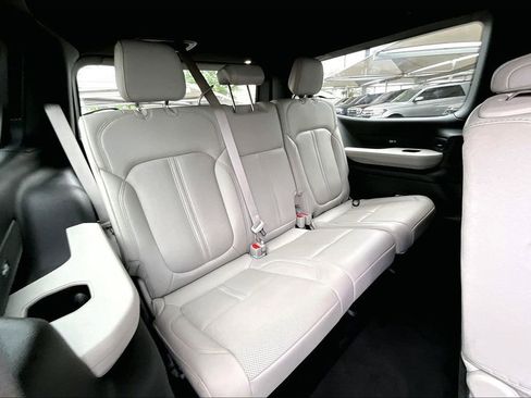 Used 2025 Jeep Wagoneer 4WD image 39