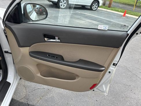 Used 2012 Hyundai Elantra w/ Preferred Pkg FWD image 12