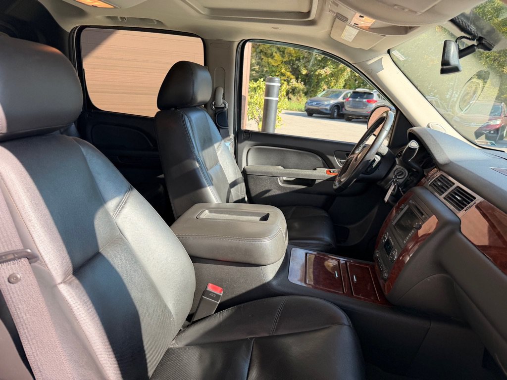 Used 2010 Chevrolet Avalanche LTZ AWD/4WD image 17