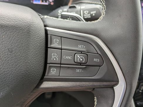 Used 2023 Jeep Grand Cherokee Limited image 16