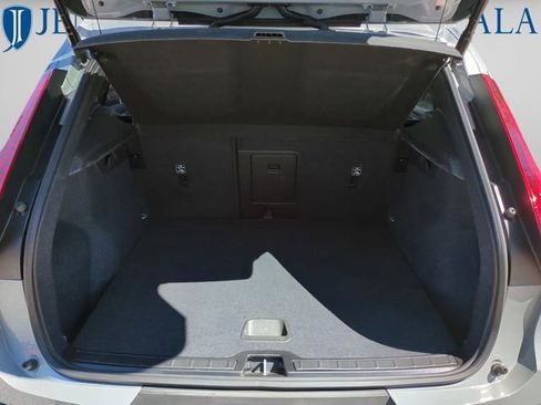 Certified 2025 Volvo XC40 B5 Core image 27