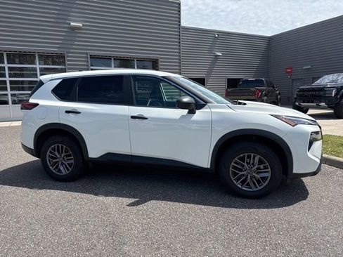 Used 2024 Nissan Rogue S AWD/4WD image 3
