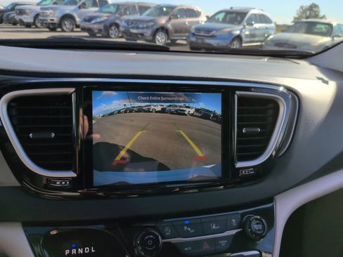 Used 2024 Chrysler Pacifica Touring-L FWD image 23