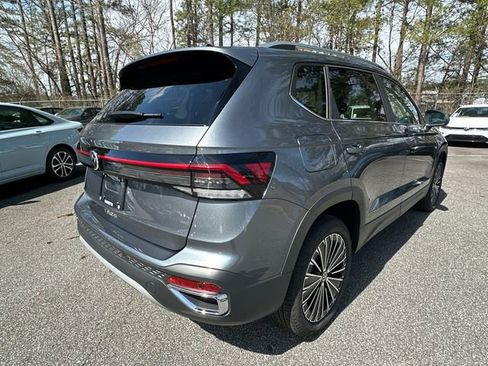 Used 2025 Volkswagen Taos SE image 5