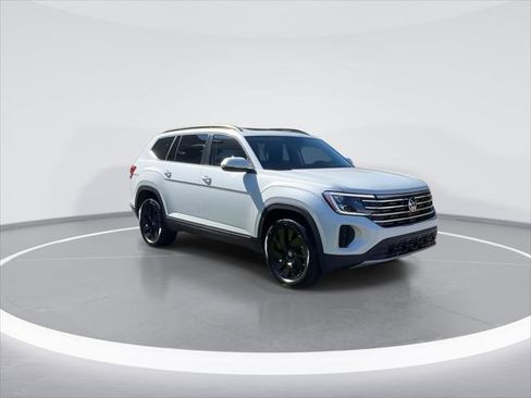 New 2026 Volkswagen Taos SE image 2