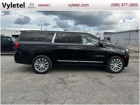 Used 2023 GMC Yukon XL Denali image 2