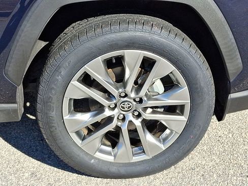 Used 2023 Toyota RAV4 XLE Premium image 8