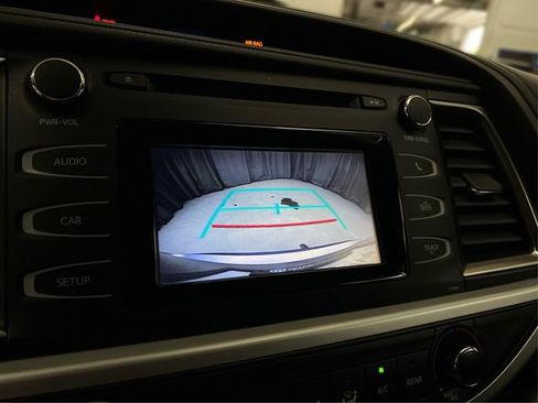 Used 2019 Toyota Highlander LE AWD/4WD image 30