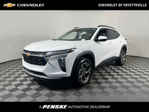 Certified 2025 Chevrolet Trax LT FWD image 1