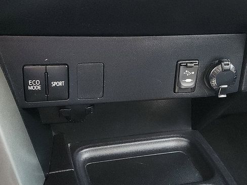 Used 2018 Toyota RAV4 LE w/ Carpet Mat Package image 9