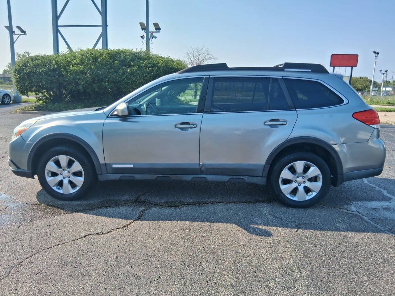 Used 2010 Subaru Outback 2.5i Premium AWD/4WD image 5