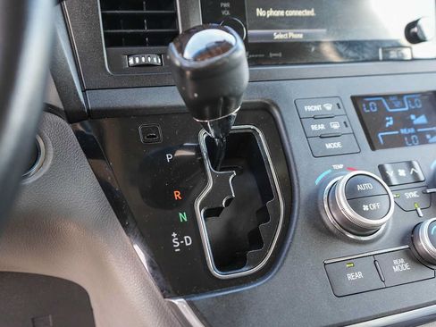 Used 2017 Toyota Sienna XLE w/ XLE Navigation Package FWD image 21