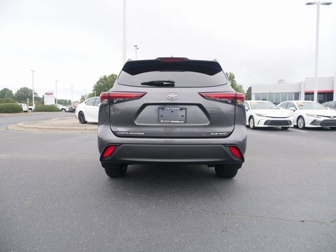 Used 2024 Toyota Highlander XLE image 5