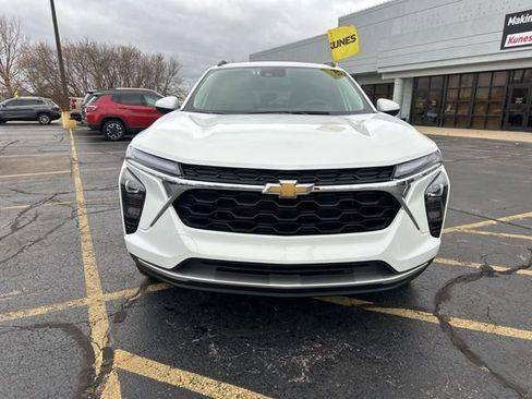 Used 2025 Chevrolet Trax LT image 16