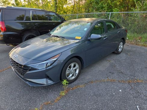 Used 2023 Hyundai Elantra SE w/ Preferred Accessory Package FWD image 3