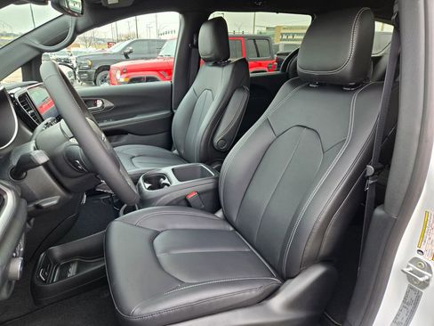 New 2026 Chrysler Pacifica Select FWD image 14