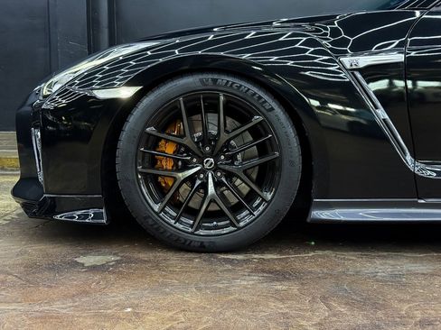 Used 2017 Nissan GT-R Premium image 4