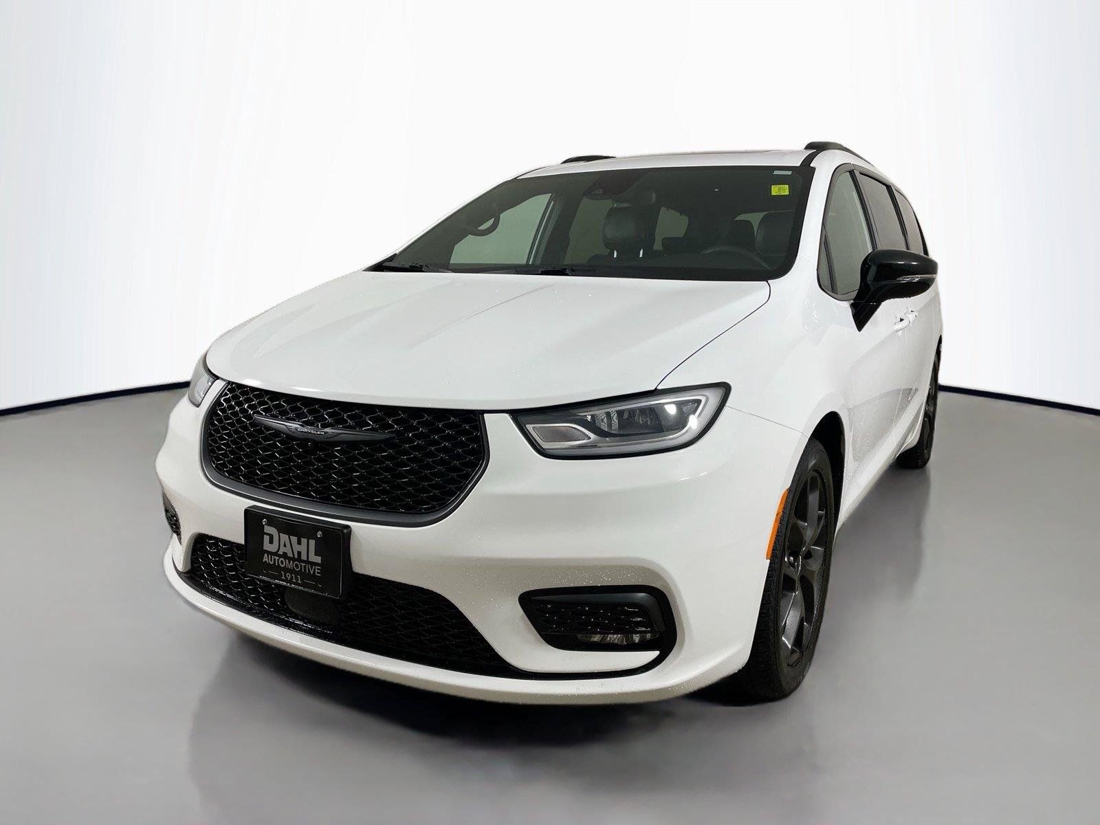 Used 2025 Chrysler Pacifica Limited FWD image 4