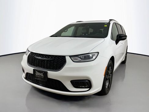 Used 2025 Chrysler Pacifica Limited FWD image 4