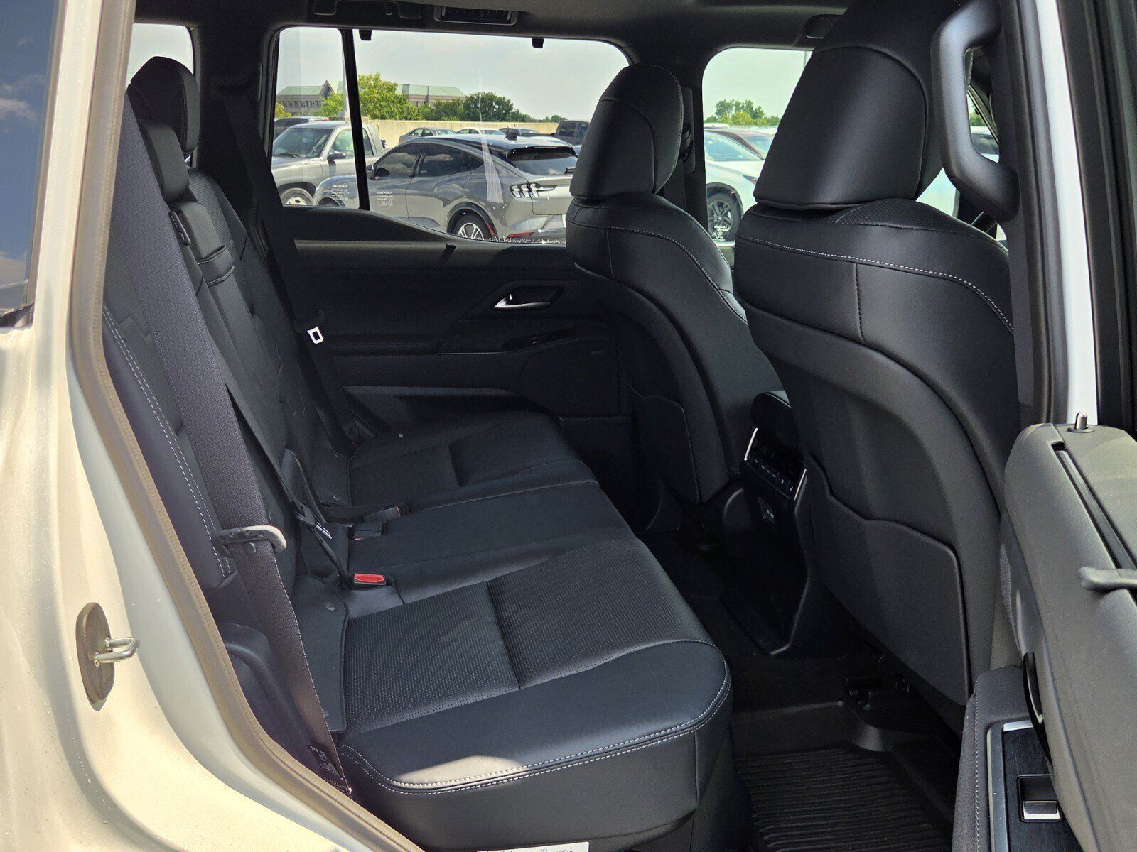 Certified 2025 Lexus GX 550 w/ Cold Area Package AWD/4WD image 18